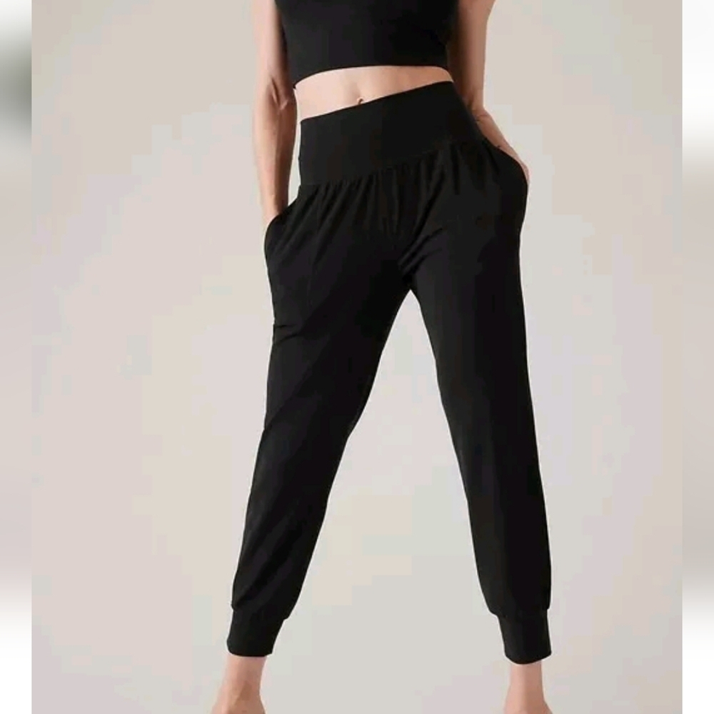 Athleta Salutation Jogger In Powervita Size Extra Small Black Soft Highrise